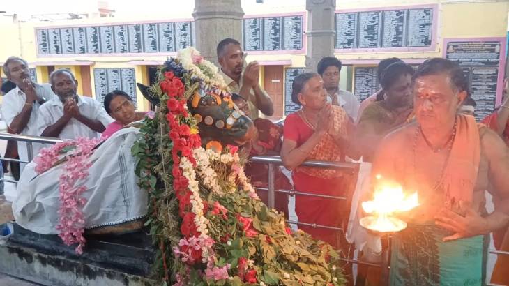 விளாத்திகுளம் மீனாட்சி சுந்தரேஸ்வரர் ஆலயத்தில், "குருவாரப் பிரதோஷ வழிபாடு" - சிவநாமத்தை பாடி வணங்கிய பக்தர்கள்!

