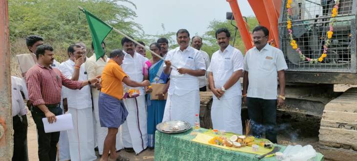 முத்துக்குமாரபுரம் கிராமத்தில் 
புதிய அணை கட்டும்பணியை விளாத்திகுளம் சட்டமன்ற உறுப்பினர் மார்க்கண்டேயன் தொடங்கி வைத்தார்!