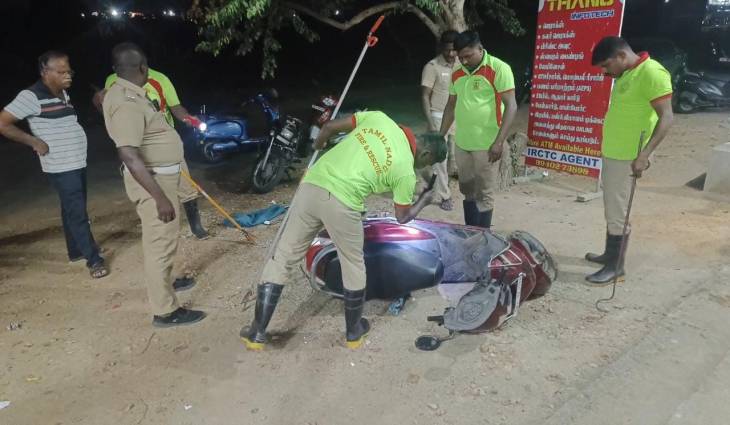இருசக்கர வாகனத்தில் புகுந்து ஒரு மணி நேரத்திற்கு மேலாக தீயணைப்பு துறைக்கு தண்ணி காட்டிய குட்டி நல்ல பாம்பு!
