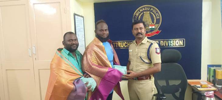 கடலில் குளிக்கும்போது பக்தர் தவறவிட்ட 1 ½ பவுன் தங்க நகையை கடலில் தேடி எடுத்து உரியவரிடம் ஒப்படைத்த சிப்பி அரிக்கும் தொழிலாளர்கள் இருவரின் செயலை பாராட்டி  காவல் துணை கண்காணிப்பாளர்  நேரில் அழைத்து அவர்கள சால்வை பரிசு வழங்கினார்!

