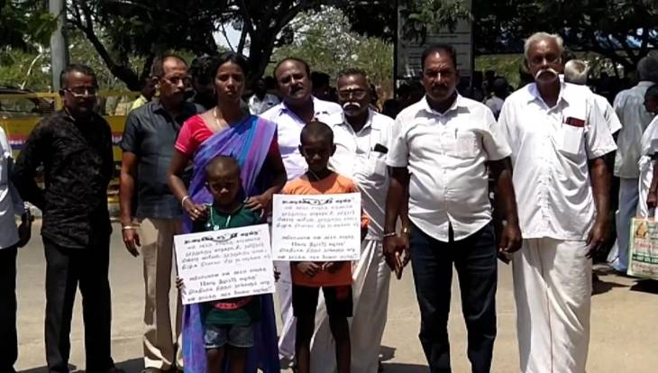 இழப்பீடு வழங்காததை கண்டித்து நீதி வழங்கிடு என்ற பதாகைகளை கழுத்தில் அணிந்தபடி குழந்தைகள் தனது தாயுடன் மாவட்ட ஆட்சியரிடம் மனு!