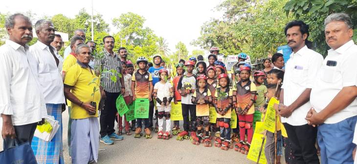 துணிப்பை அவசியத்தினை வலியுறுத்தி கோவில்பட்டியில் சிலம்பாட்டத்துடன் நடைபெற்ற ஸ்கேட்டிங் விழிப்புணர்வு பேரணி!

