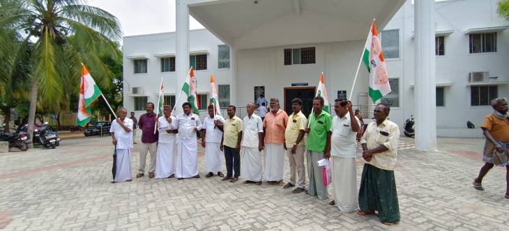 கோவில்பட்டி ஊராட்சி ஒன்றிய அலுவலகத்தில் மாற்றுத்திறனாளிகள் குடியிறுப்பு பகுதிக்கு சாலை வசதி, குடிநீர் வசதி செய்து கொடுக்க வலியுறுத்தி தமிழ் மாநில காங்கிரஸ் கட்சியினர் போராட்டம்!