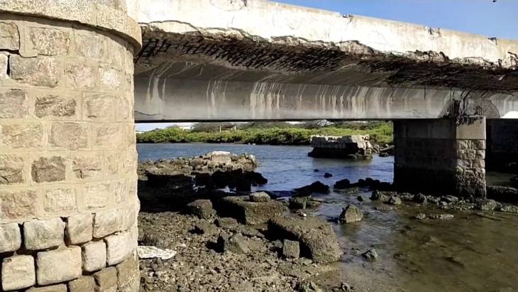 தூத்துக்குடி தெர்மல் நகர் உள்ளிட்ட பகுதிகளை இணைக்க கூடிய ஓடை பாலம் சேதமாகி இடிந்து விழும் நிலையில் உள்ளது உயிருக்கு ஆபத்தான நிலையில் வாகன ஓட்டிகள் பயணம் பாலத்தை சீரமைக்க பொதுமக்கள் கோரிக்கை!