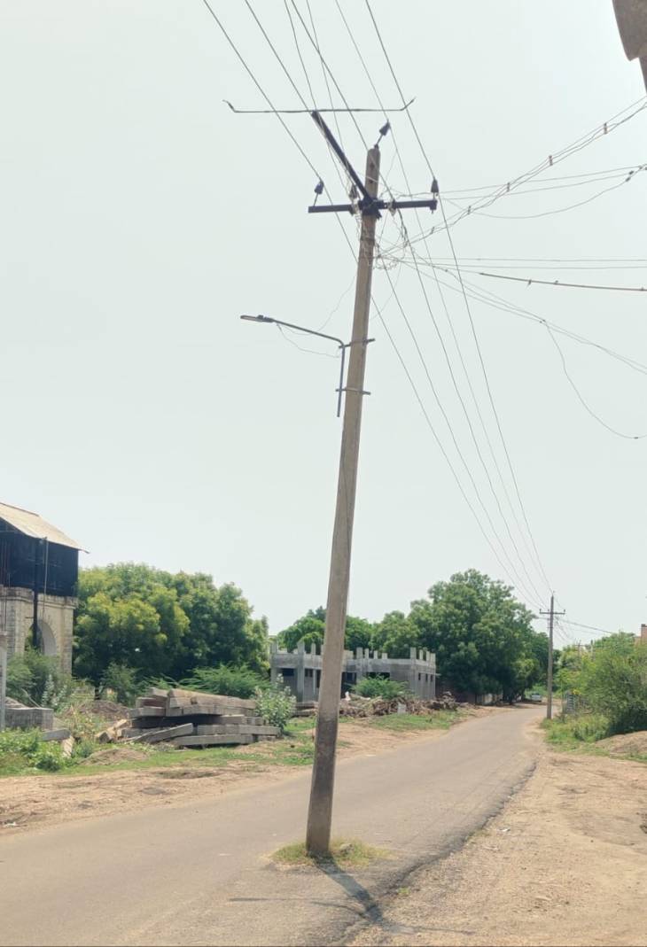 ஓட்டப்பிடாரம் அருகே நடு சாலையில் மின்கம்பம் - தொடரும் விபத்துக்கள் - புகார் தெரிவித்தும் கண்டு கொள்ளாமல் இருக்கும் அதிகாரிகள் - ஓட்டப்பிடாரம் அருகே பரிதாபம்?