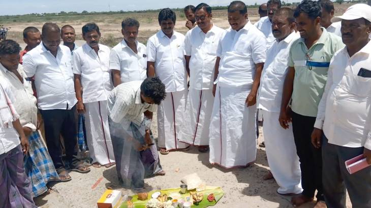 விளாத்திகுளம் அருகே புதிய தார் சாலை அமைக்கும் பணியை விளாத்திகுளம் சட்டமன்ற உறுப்பினர் மார்க்கண்டேயன் தொடங்கி வைத்தார்!