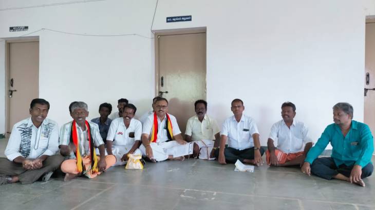 ரேஷனில் சீராக மற்றும் தரமான பொருட்கள் வழங்கவும்  வலியுறுத்தி - தாசில்தார் முன்பு  அவர் மேஜையில்  ரேஷன் அரிசியை கொட்டி தேமுதிக மாவட்ட செயலாளர் சுரேஷ் தலைமையில் போராட்டம் !