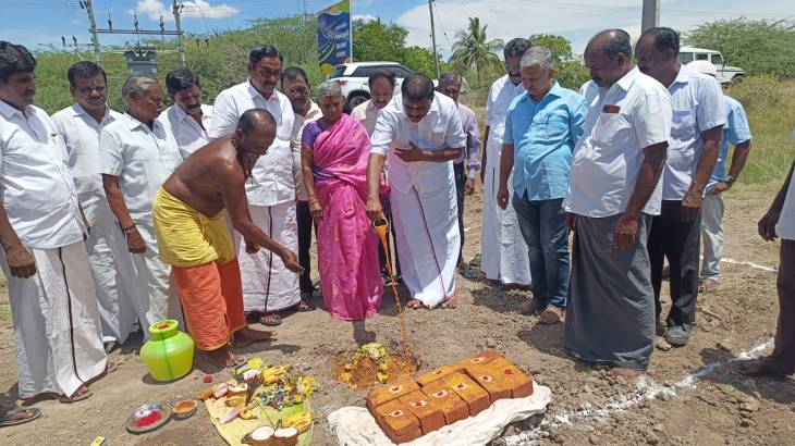 நாகலாபுரம் கலை மற்றும் அறிவியல் கல்லூரி முன்பு கால்வாய் பாலக் கட்டுமான பணியை சட்டமன்ற உறுப்பினர் மார்க்கண்டேயன் தொடங்கி வைத்தார்!