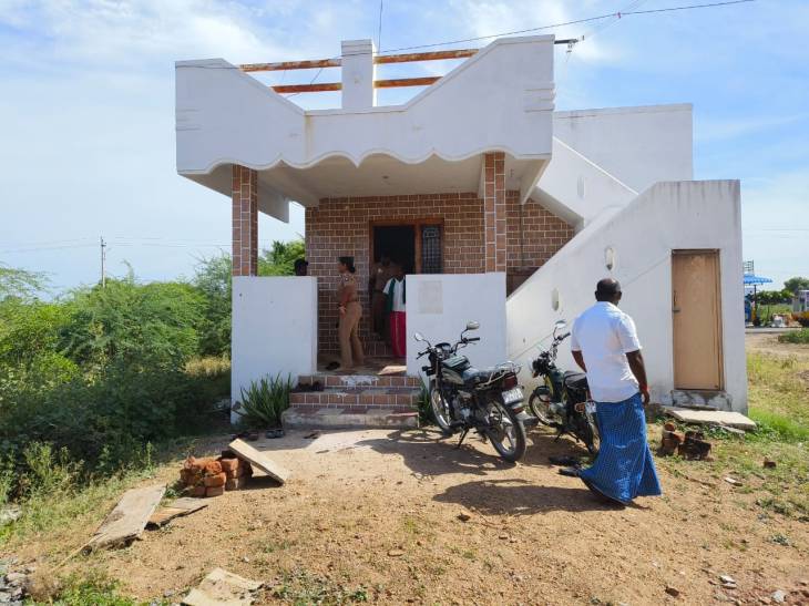 விளாத்திகுளம் அருகே புதூர்உதயா நகரில்,வீட்டின் பூட்டை உடைத்து  ஒரு லட்சம் மதிப்பிலான  தங்க நகை மற்றும் 80 ஆயிரம் ரொக்க பணம் திருட்டு!