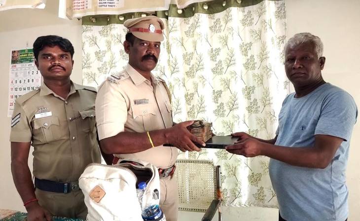 கடைக்காரரின் நேர்மையை பாராட்டிய போலீஸ்!