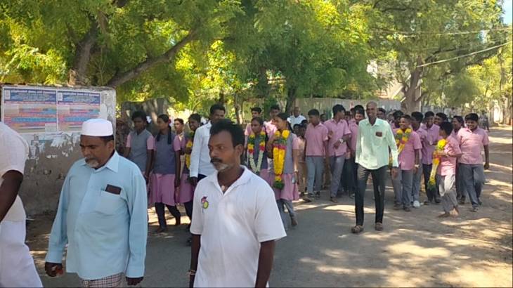 அரசு பள்ளி மாணவர்களை மாலை அணிவித்து மேளதாள தின்பண்ட சீர் வரிசைகளுடன் பள்ளிக்கு அழைத்துச் சென்ற பெற்றோர்கள்!