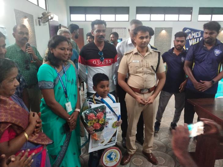 7 மணி நேரத்திற்கு மேல் தண்ணீரில் மிதந்து  உலக சாதனை புரிந்த 9 வயது மாணவன்!