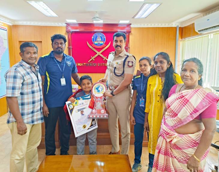 7½ மணி நேரம் தண்ணீரில் மிதந்த பள்ளி மாணவனுக்கு  மாவட்ட காவல் கண்காணிப்பாளர் டாக்டர் எல். பாலாஜி சரவணன் அவர்கள் பாராட்டு!