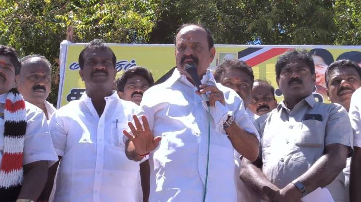 கழுகுமலை பேரூராட்சி பகுதியில் நிலவி வரும்  குடிநீர் பிரச்சினையை தீர்க்க வலியுறுத்தி - காலிகுடங்களுடன் அதிமுகவினர் ஆர்ப்பாட்டம் ...