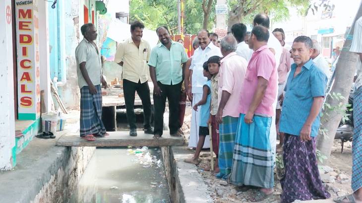  கடம்பூர்.செராஜூ  நேரில் சென்று  மக்களிடம் குறைகளை கேட்டறிந்தார்! 
