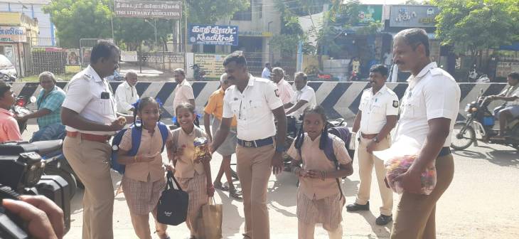 மாணவர்களுக்கு இனிப்பு மற்றும் ரோஜாப்பூ கொடுத்து வரவேற்ற போக்குவரத்து காவல்துறையினர்!