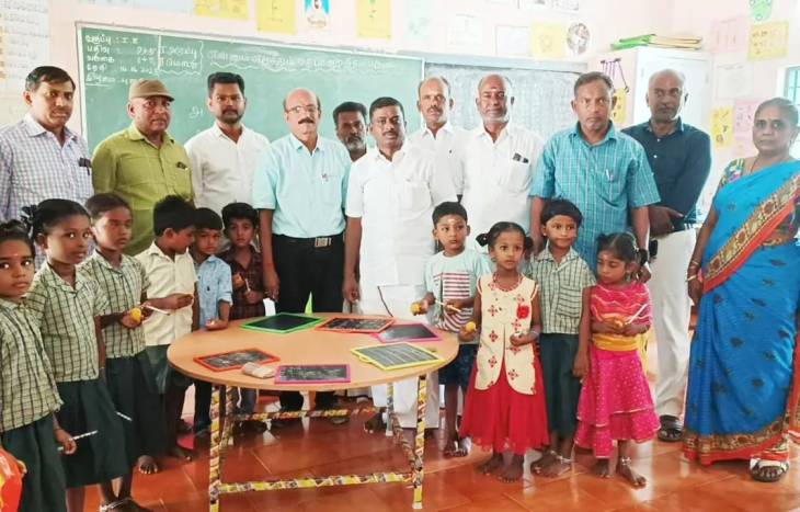 நகராட்சி பள்ளி மாணவர்களுக்கு கல்வி உபகரணங்கள் வழங்கும் நிகழ்ச்சி - கோவில்பட்டி நகர் மன்ற தலைவர் பங்கேற்பு .

