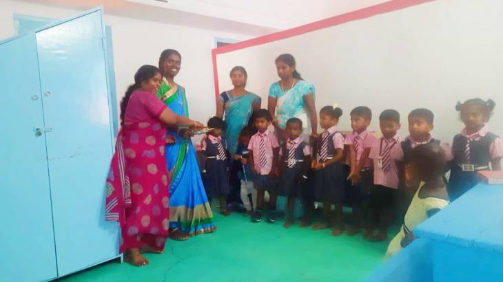 விளாத்திகுளத்தில் மாணவ, மாணவிகளை இனிப்பு வழங்கிவரவேற்ற பள்ளி நிர்வாகம்!



