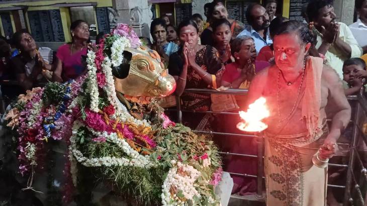 விளாத்திகுளம் மீனாட்சி சுந்தரேஸ்வரர் ஆலயத்தில், "குருவாரப் பிரதோஷ வழிபாடு" - சிவநாமத்தை பாடி வணங்கிய பக்தர்கள்!