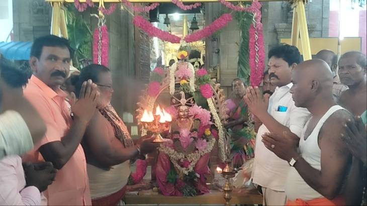 கமுதி அருகே சந்தனமாரியம்மன் வைகாசி பொங்கல் உற்சவ விழா-அம்மனுக்கு தீர்த்தவாரி பொன்னூஞ்சல் வீதி உலா புறப்பாடு!
