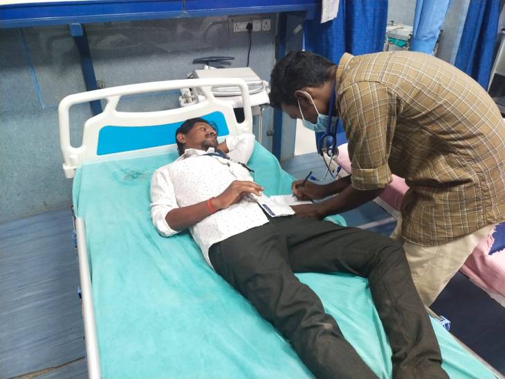 தூத்துக்குடி அருகே நகையை திருப்பி தராத ஆத்திரத்தில் வாலிபர் வங்கி மேலாளர் மற்றும் வங்கி ஊழியர் மீது தாக்குதல். பரபரப்பு.
