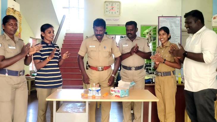 உதவி ஆய்வாளர் பிறந்தநாளை வெகு சிறப்பாக கொண்டாடிய காவலர்கள் - ஓட்டப்பிடாரத்தில் நெகிழ்ச்சி - பொதுமக்களும் பங்கேற்பு!