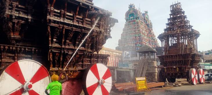 நெல்லையப்பர் காந்திமதி கோவில் தேரோட்டதிற்கு தேர் சுத்தப்படுத்தும் பணி நடைபெற்றது!