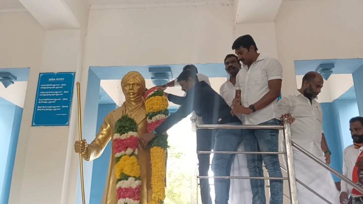 பாரதியார் சிலைக்கு சீமான் மாலை அணிவித்து மரியாதை...!

