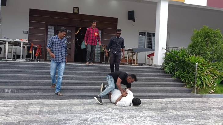 நாம் தமிழர் சீமான்  பாதுகாவலர்கள் தாக்குதல்?