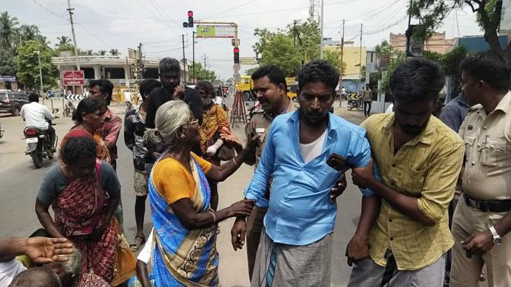 தூத்துக்குடியில் இளைஞர் ஓட ஓட விரட்டி வெட்டி படுகொலை? உடலை வாங்க மறுத்து சாலை மறியல் போராட்டம்?