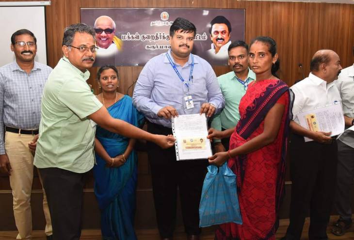 நகர்புற வாழ்விட மேம்பாட்டு வாரிய குடியிருப்பில் வீடு ஒதுக்கீடு செய்த  ஆணையினை கரூர் ஆட்சித் தலைவர் வழங்கினார் !