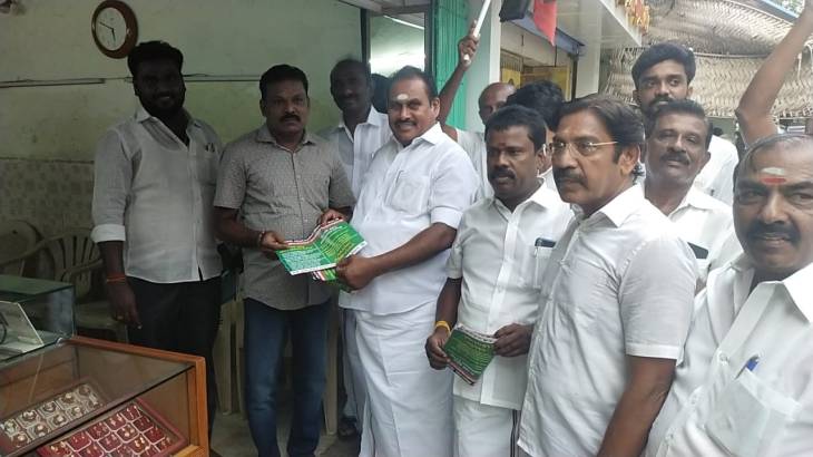 செந்தில் பாலாஜி அமைச்சரவிலிருந்து நீக்க வலியுறுத்தி அதிமுக சார்பில் பொதுமக்களுக்கு துண்டு பிரசுரம் வழங்கப்பட்டது.
