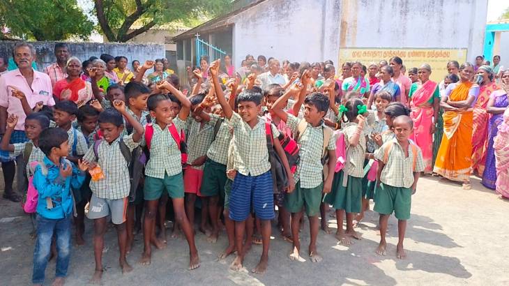 கோவில்பட்டி அருகே  பள்ளியை புறக்கணித்து  மாணவர்கள் மற்றும்  பெற்றோர்கள் போராட்டம்!