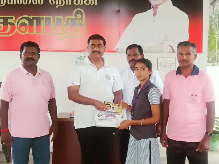 சிலம்பம் போட்டியில் 2-ம் இடம் பிடித்த மாணவிக்கு எம்.எல்.ஏ பாராட்டு!