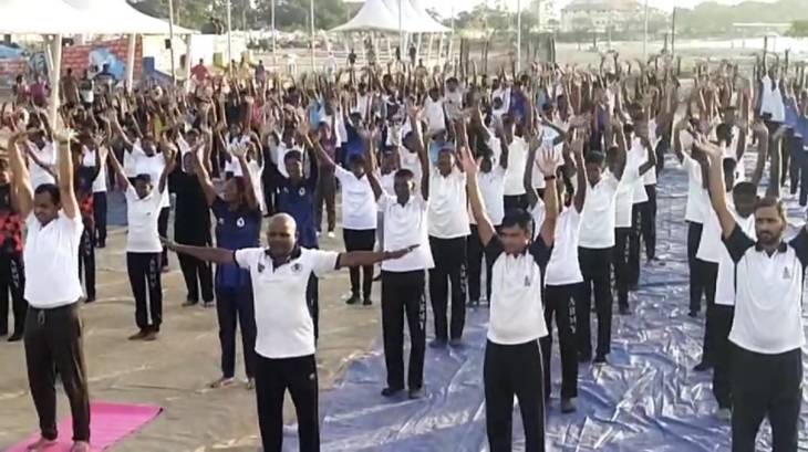 தூத்துக்குடியில் சர்வதேச யோகா தினம்!பள்ளி கல்லூரி மாணவ மாணவிகள் கலந்துகொண்டு 32 வகையான யோகாசனங்களை செய்தனர்.