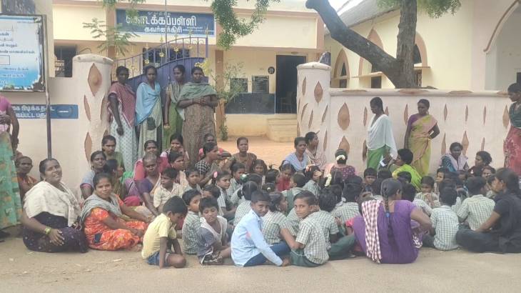 ஓட்டப்பிடாரம் அருகே  மாணவர்கள் பெற்றோர்கள் -தர்ணா போராட்டம் ?