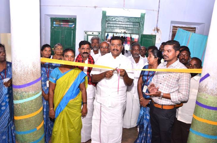 பழைய மாணவர் சார்பில் ரூபாய் 1,லட்சத்து 10 ஆயிரம் மதிப்பிலான ஸ்மார்ட் வகுப்பு!