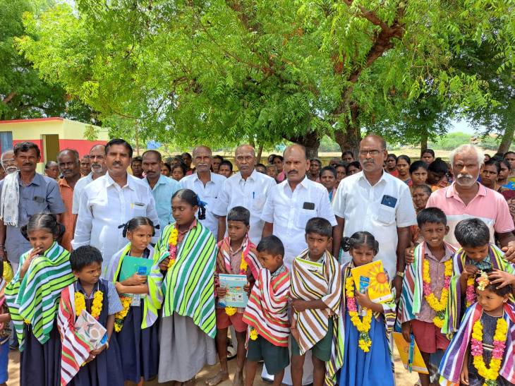  முதுகுளத்தூர் அருகே பூமாலை சால்வை அணிவித்து பள்ளிக்கு அனுப்பி வைத்த பெற்றோர்.புன்னகையுடன் வரவேற்ற அரசு பள்ளி ஆசிரியர்!