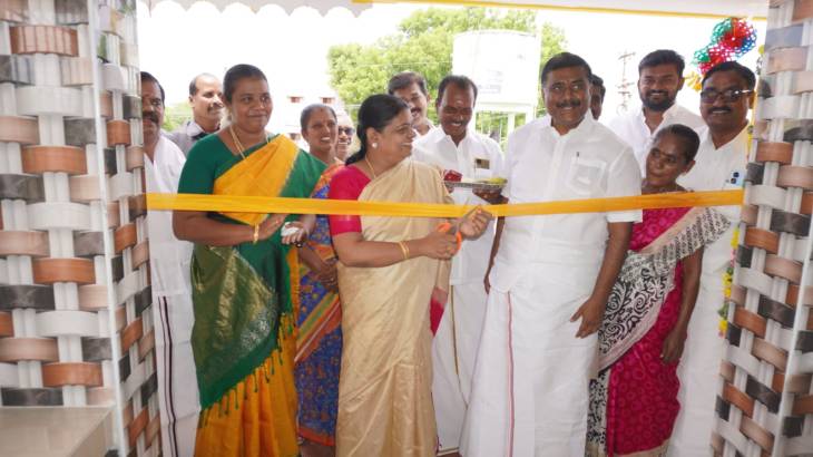 புதிய பயணியர் நிழற்குடையை அமைச்சர் கீதா ஜீவன் திறந்து வைத்தார்!