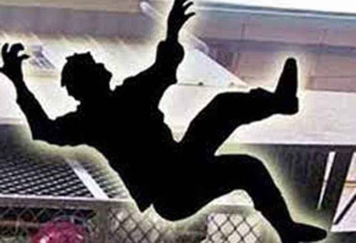 பனை மரத்திலிருந்து தவறி விழுந்ததில் ஆடு மேய்க்கும் தொழிலாளி பலி.