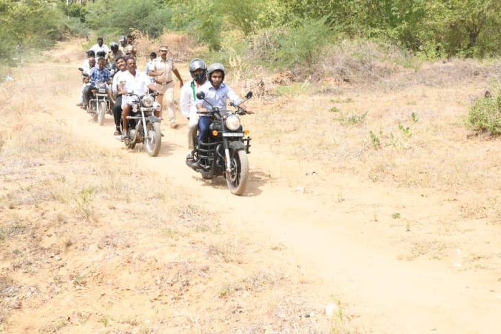 குடி நீருக்காக பைக்கில் ஆய்வு மேற்கொண்ட ஆட்சியர் !