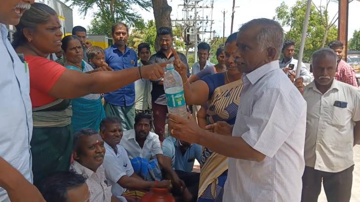 "இந்த தண்ணியை நீங்க குடிப்பீங்களா...?" - பேரூராட்சி செயல் அலுவலரை அலறவிட்ட பொதுமக்கள்