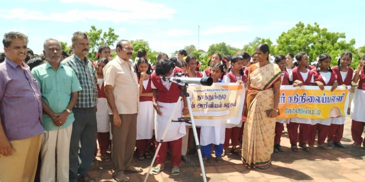 உலக விண்கற்கள் காணும் தினம்:தொலைதூரப் பொருட்களை டெலஸ்கோப்பில் பார்வையிட மாணவர்களுக்கு பயிற்சி!