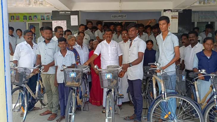 இலவச மிதிவண்டிகளை வழங்கிய எம்.எல்.ஏ மார்க்கண்டேயன்.