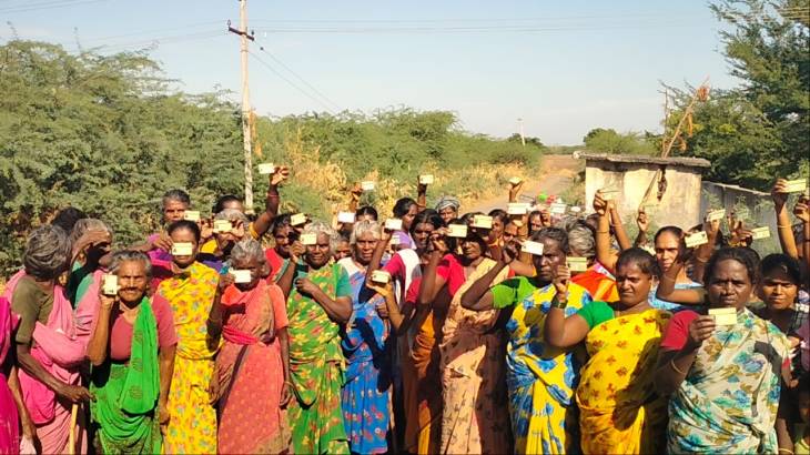 சாயல்குடி அருகே ரேஷன் கார்டுகளை சாலையில் தூக்கி வீசி கிராம மக்கள் போராட்டம் .