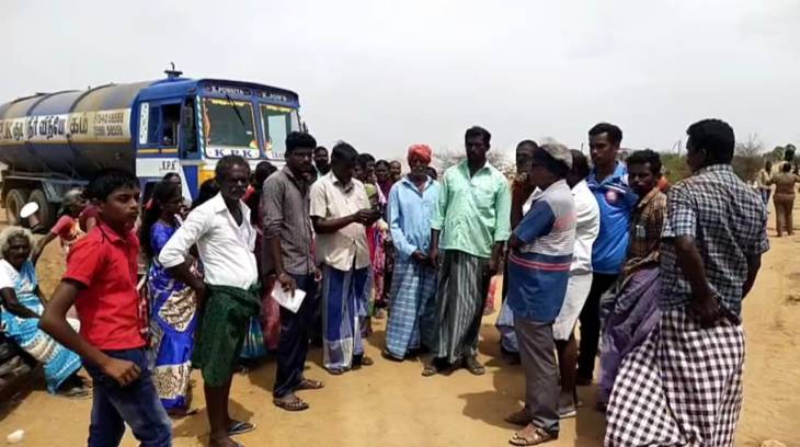 லாரிகள் மூலம் நிலத்தடி நீர் திருட்டு நான்கு லாரிகளை சிறை பிடித்து பொதுமக்கள் போராட்டம்.