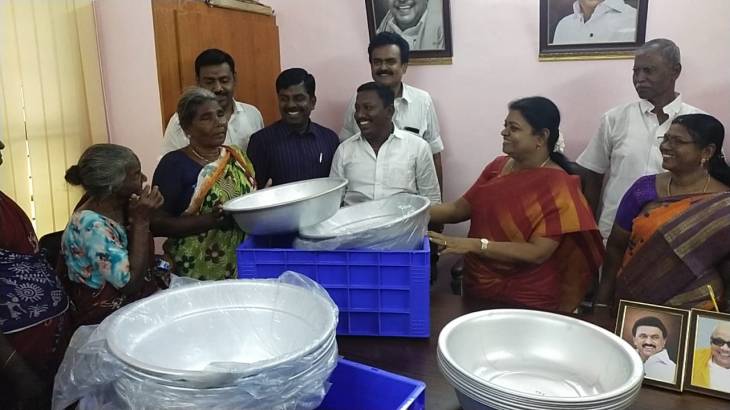 மீனவப் பெண்களுக்கு மீன் வியாபாரம் செய்வதற்காக அலுமினிய கூடை உள்ளிட்ட பொருட்களை அமைச்சர் கீதா ஜீவன்!