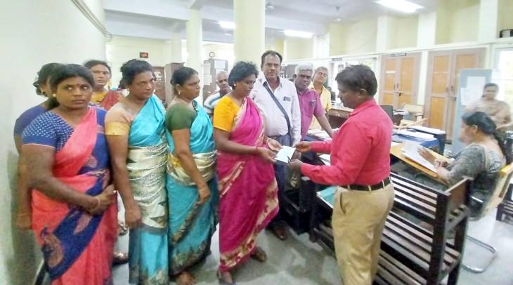 தீக்குச்சி தயாரிப்பு தொழிற்சாலை தீவிபத்தில் உயிரிழந்த மூதாட்டி குடும்பத்திற்கு நிதியுதவி .