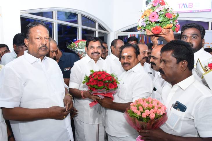  எடப்பாடி பழனிச்சாமிக்கு அதிமுகவினர் உற்சாக வரவேற்பு அளித்தனர்.