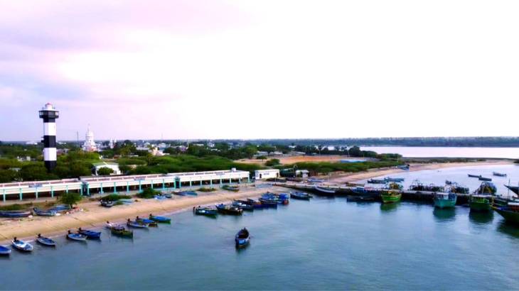 வேம்பார் மீனவர்களை தவிக்கவிடும் தமிழக அரசு : தொடரும் படகுகள் சேதம் .